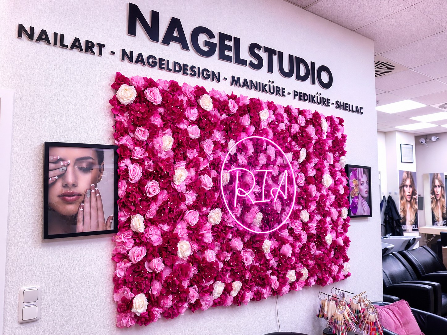 RIA Nagelstudio Blumenwand