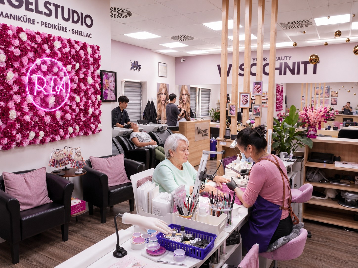 Moderner Salonbereich mit Blumenwand
