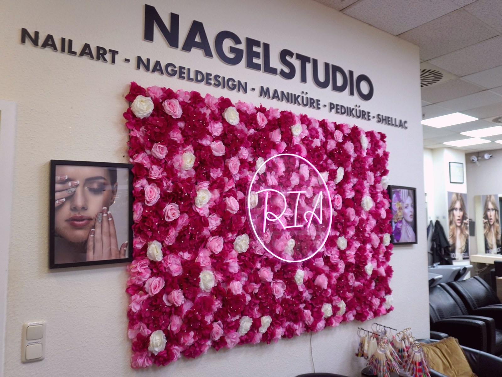 RIA Blumenwand im Nagelstudio